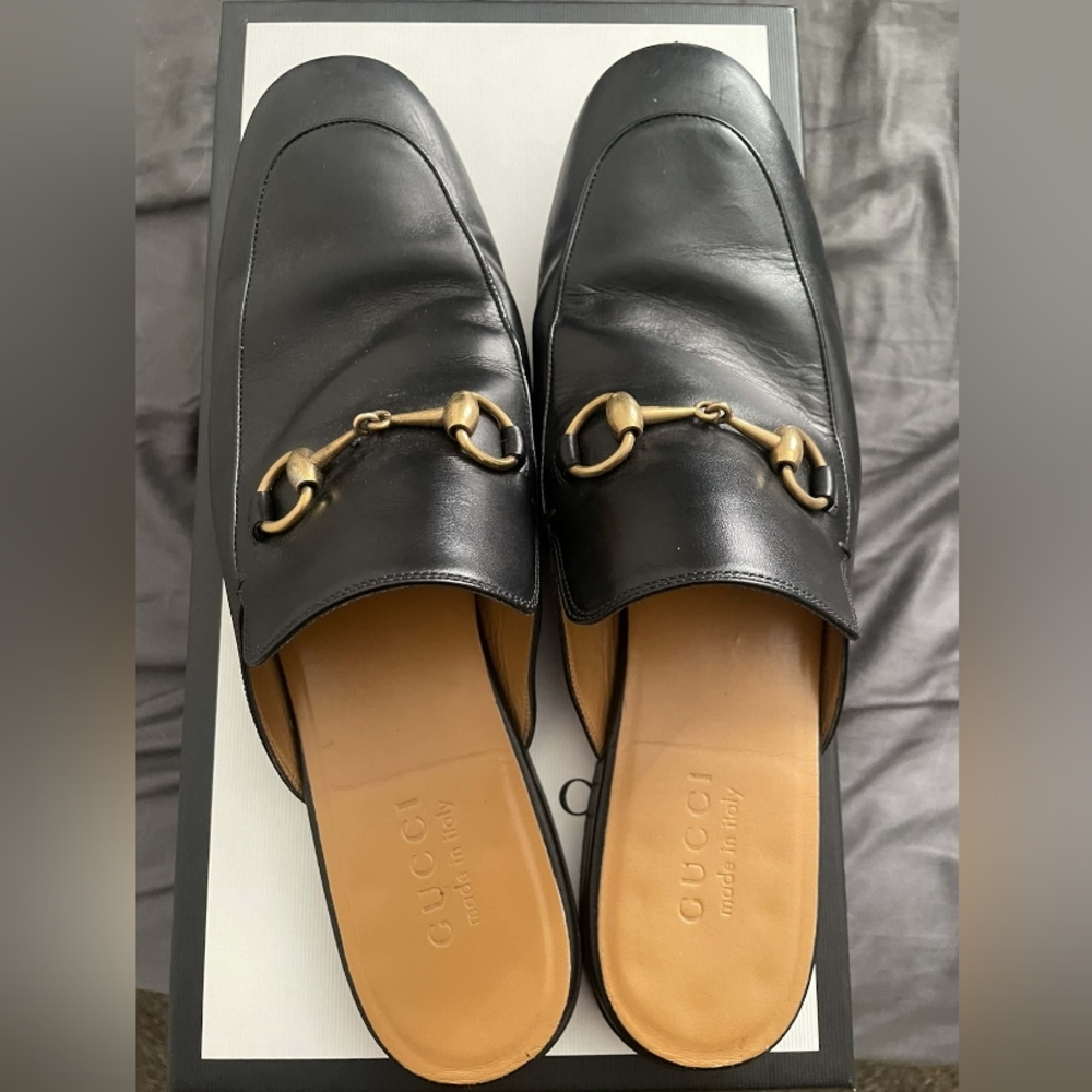 Gucci leather horsebit slipper. With dustbag and box.